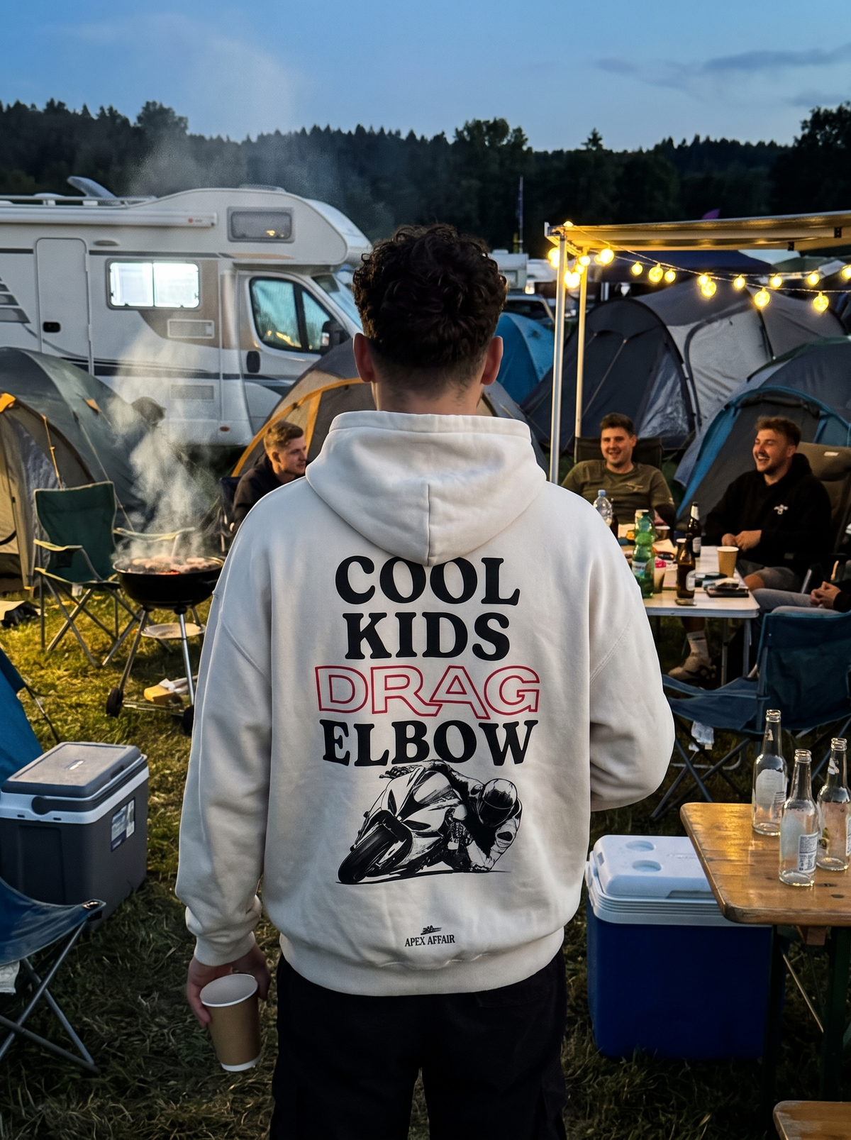 Cool Kids Drag Elbow Oversized Hoodie auf dem Campingplatz an der Strecke