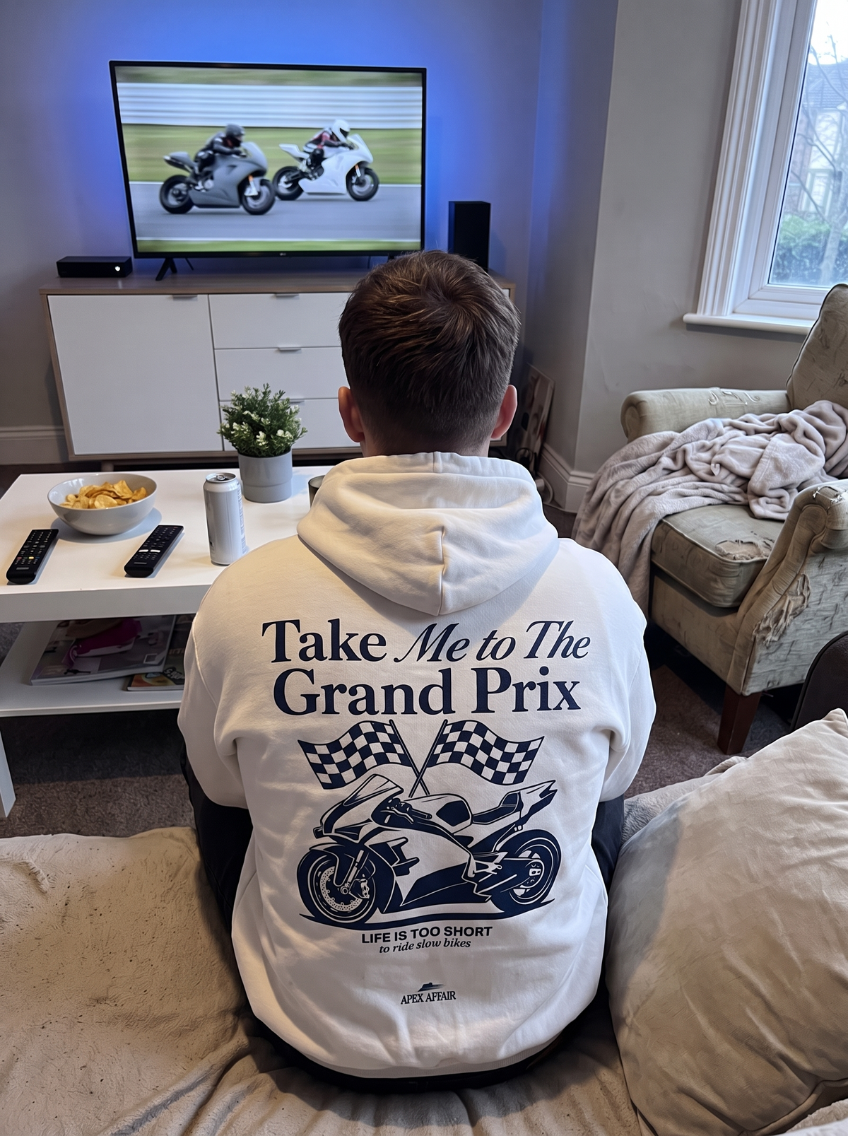 Take me to the Grand Prix Oversized Hoodie am Rennsonntag vor dem Fernseher