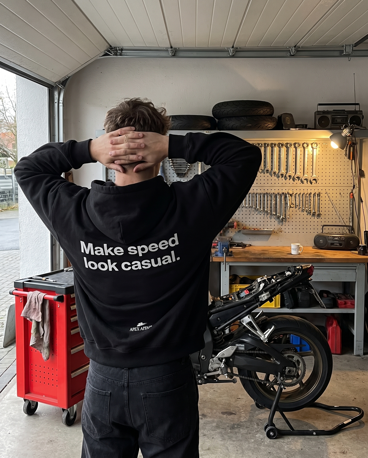 Make Speed Look Casual Oversized Hoodie in der Garage